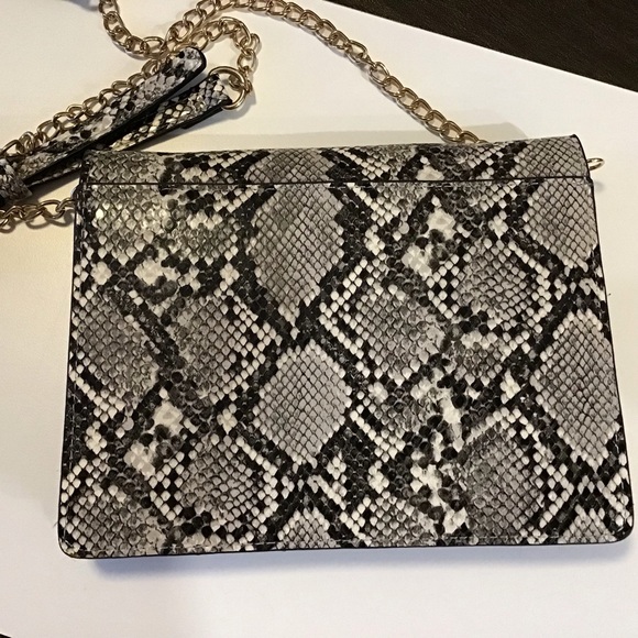 Urban Expressions NWOT Faux Snake Print Crossbody Bag - Picture 3 of 12